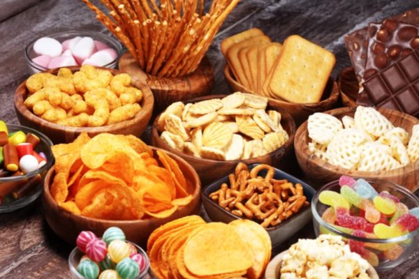 Миски с американскими снеками: чипсы, крендели, печенье и конфеты